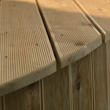 taras drewniany z modrzewia syberyjskiego - przykład ściętych i wykończonych desek tarasowych